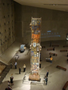 Un autre pilier, qui a été décoré des photos des victimes et des mots de leurs proches