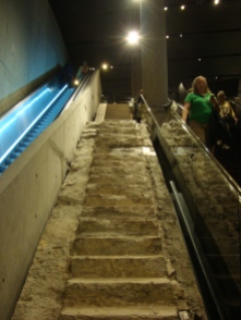 Un escalier conservé après les attaques